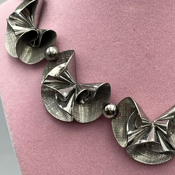 Vintage mid century modern silver tone half flower Necklace - Picture 3 of 8